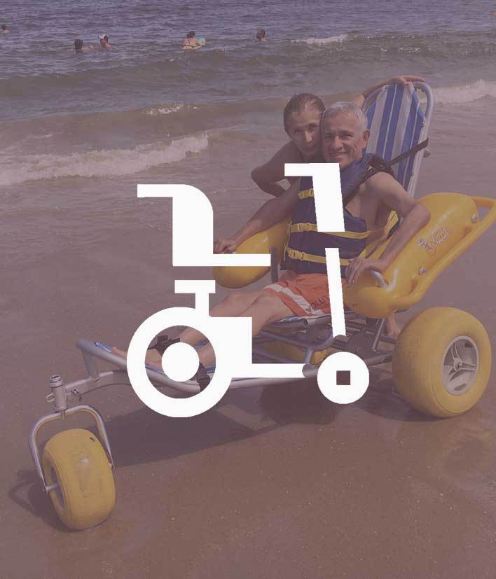 Hombre en silla de ruedas náutica en la playa